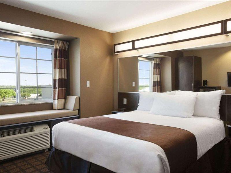 Microtel Inn & Suites Плезънтън Екстериор снимка
