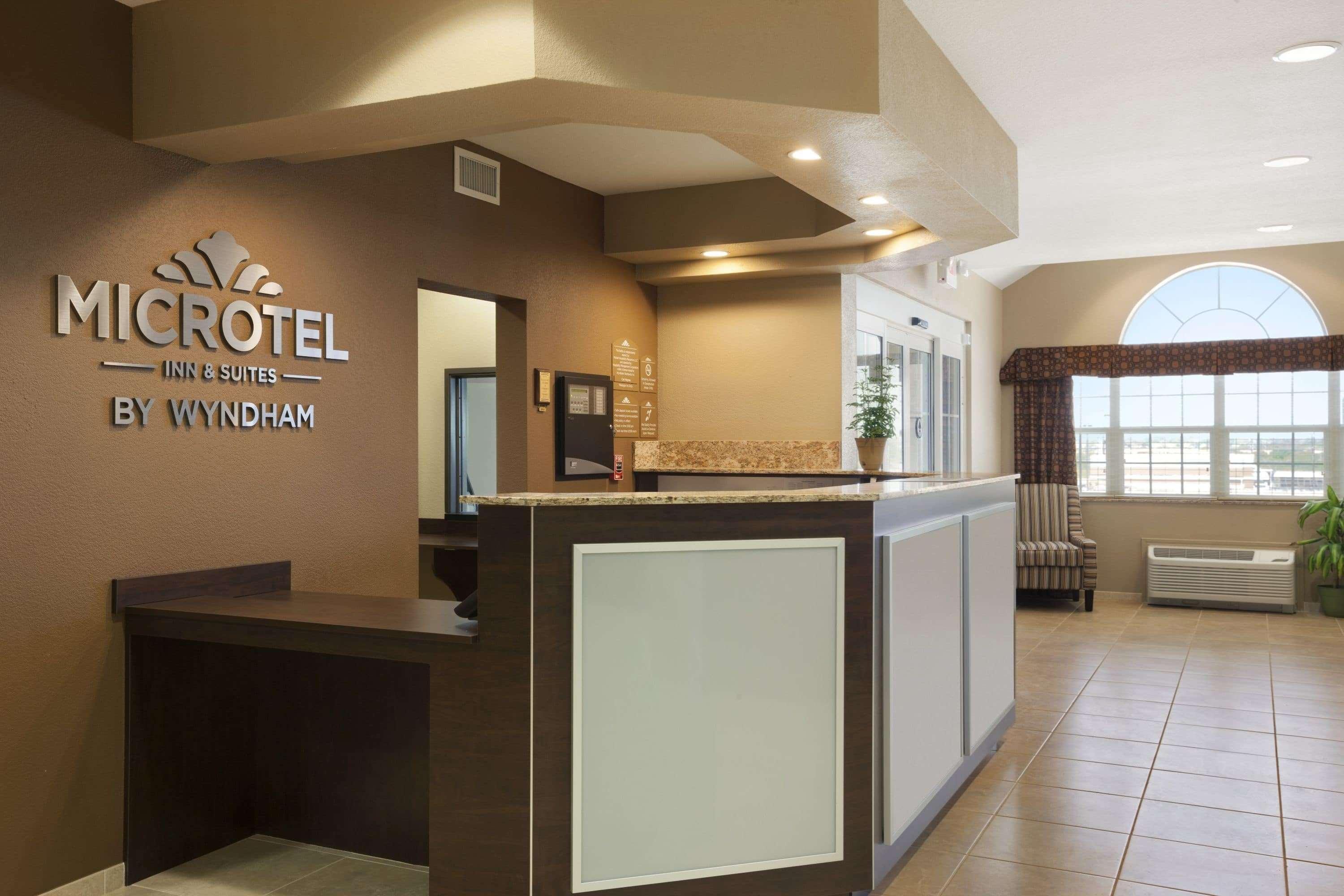 Microtel Inn & Suites Плезънтън Екстериор снимка