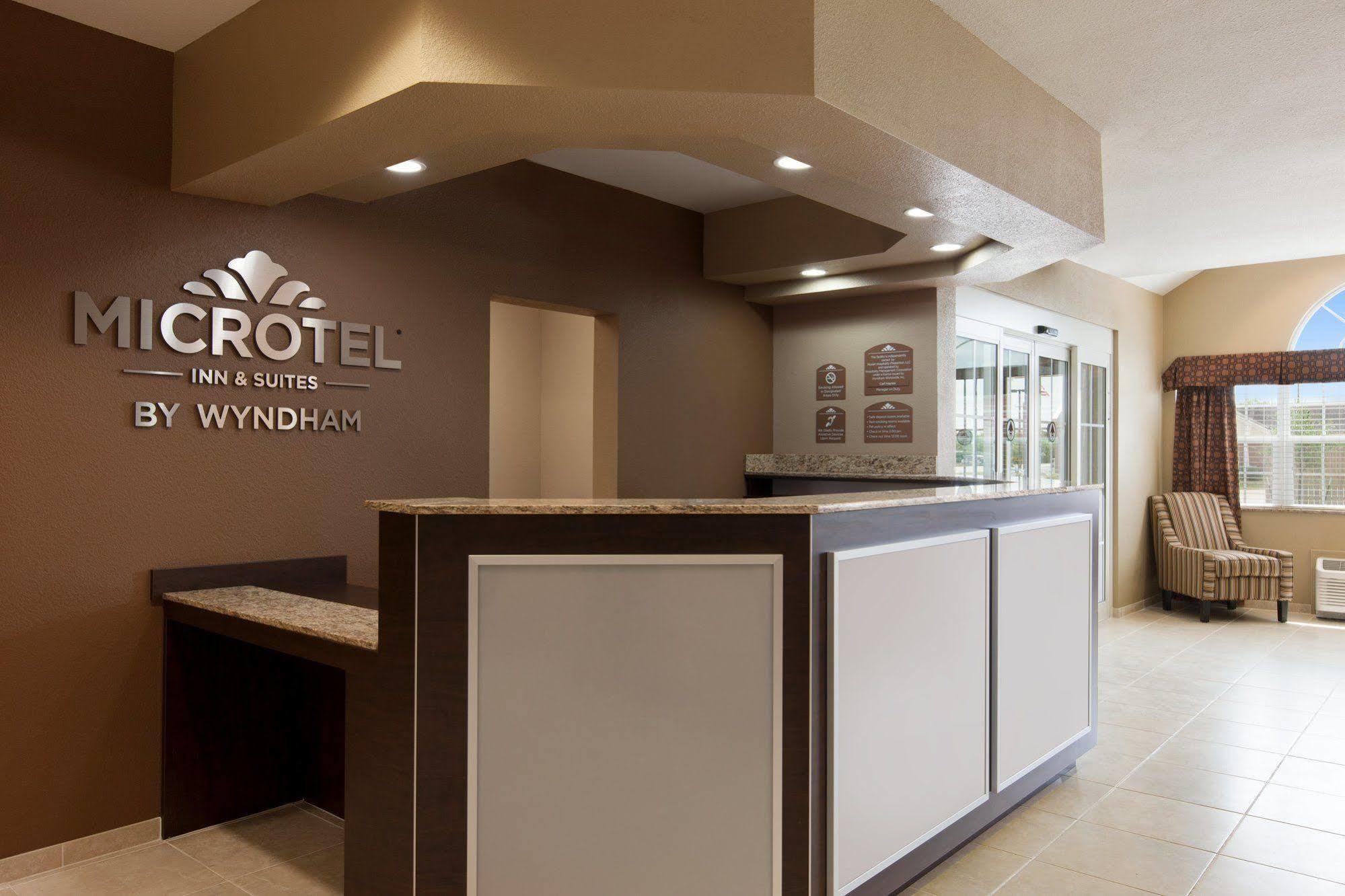 Microtel Inn & Suites Плезънтън Екстериор снимка