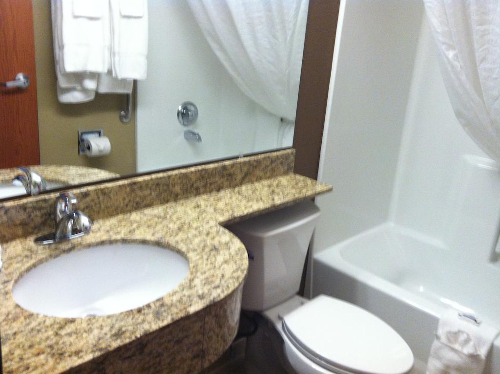 Microtel Inn & Suites Плезънтън Стая снимка